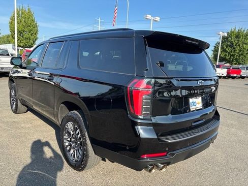 Used 2025 Chevrolet Suburban Z71 AWD/4WD image 3