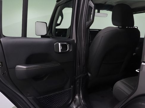Certified 2018 Jeep Wrangler Unlimited Sahara AWD/4WD image 9