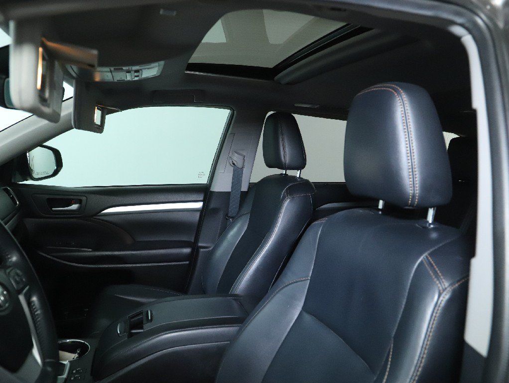 Used 2019 Toyota Highlander XLE FWD image 20