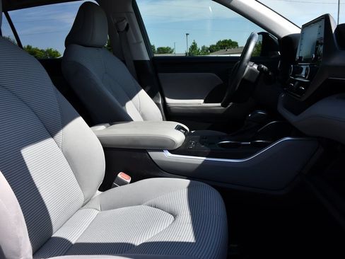 Used 2021 Toyota Highlander LE FWD image 31