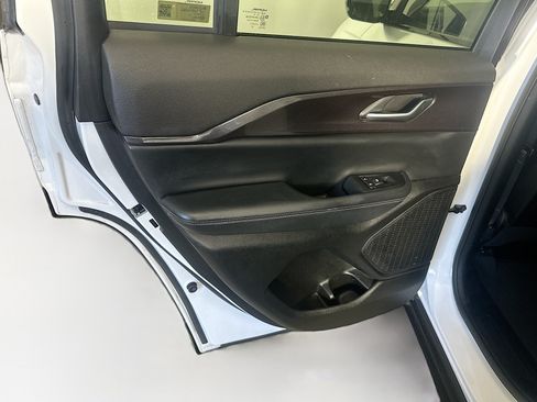 Used 2023 Jeep Grand Cherokee Altitude AWD/4WD image 25