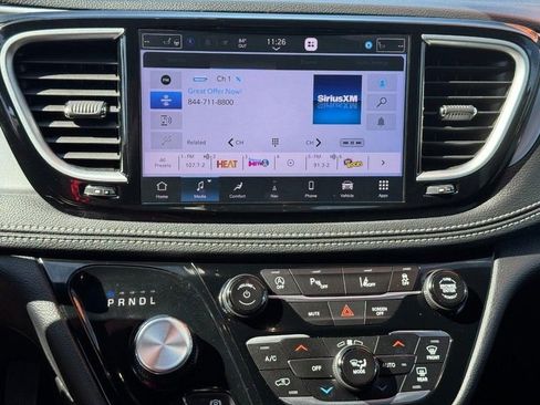 Used 2025 Chrysler Pacifica Limited image 16