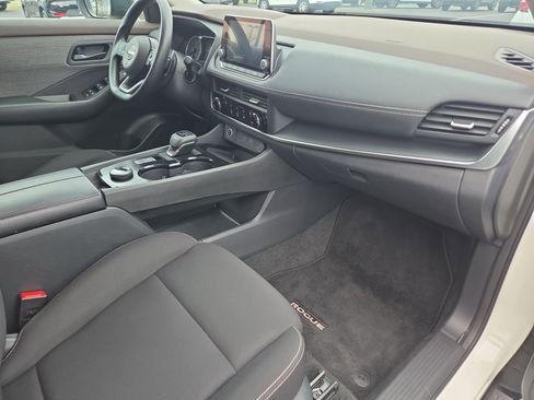 Used 2023 Nissan Rogue S image 11