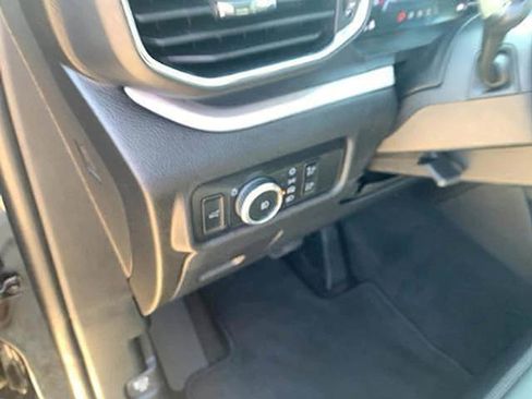 Used 2024 Ford Explorer XLT w/ Equipment Group 202A RWD image 23