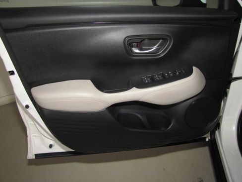 Certified 2024 Honda HR-V LX image 9