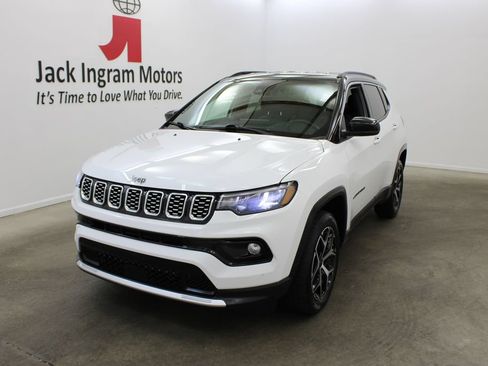 Used 2025 Jeep Compass Limited AWD/4WD image 2