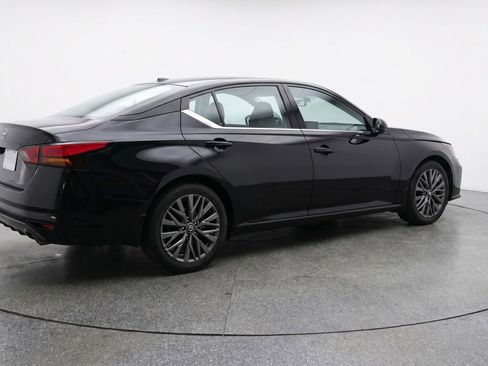 Used 2025 Nissan Altima 2.5 SV FWD image 9