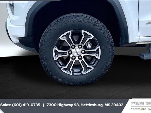 Used 2023 GMC Canyon AT4 w/ Technology Package AWD/4WD image 8