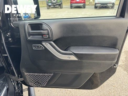 Used 2016 Jeep Wrangler Unlimited Rubicon image 29