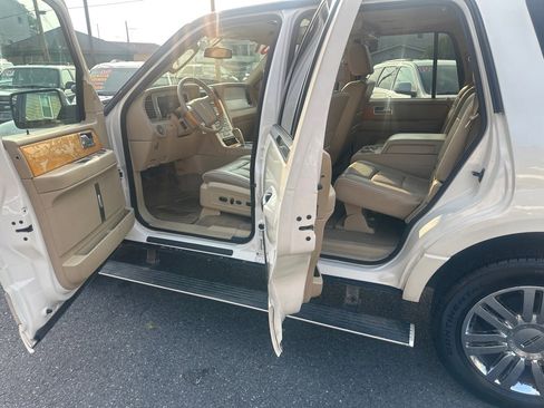 Used 2007 Lincoln Navigator Ultimate image 13