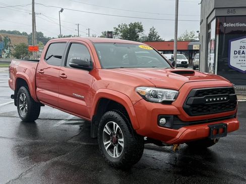 Used 2017 Toyota Tacoma TRD Sport w/ Tow Package (A/T) AWD/4WD image 2