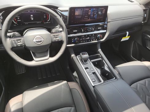 New 2026 Nissan Pathfinder Platinum w/ Accent Package FWD image 17