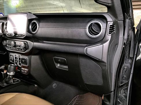 Used 2018 Jeep Wrangler Unlimited Sahara image 18