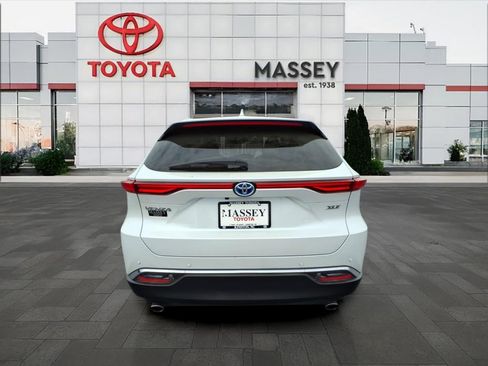 Used 2024 Toyota Venza XLE image 4