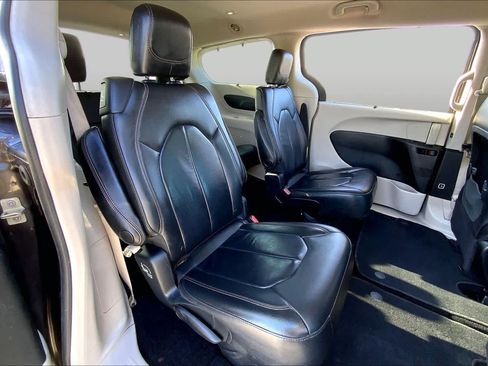 Used 2017 Chrysler Pacifica Touring-L w/ Tire & Wheel Group FWD image 19