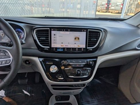 Used 2024 Chrysler Pacifica Touring-L image 3