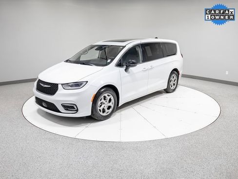 Used 2024 Chrysler Pacifica Limited image 34
