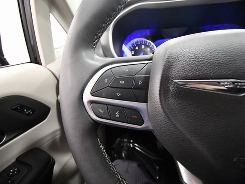 Used 2024 Chrysler Pacifica Touring-L image 20