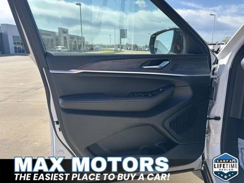 Used 2024 Jeep Grand Cherokee Limited w/ Luxury Tech Group II AWD/4WD image 14