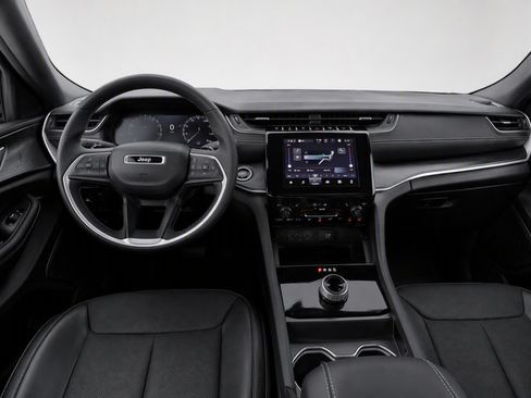 Used 2024 Jeep Grand Cherokee Altitude RWD image 9