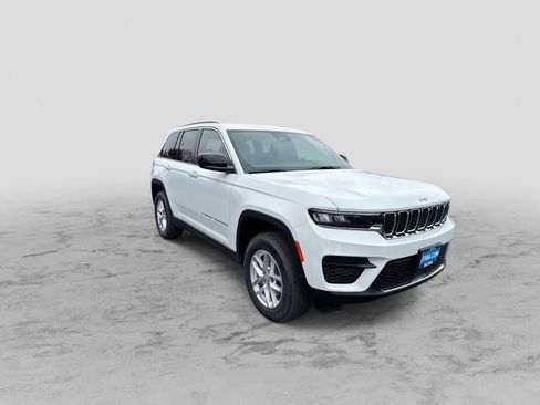 New 2026 Jeep Grand Cherokee Laredo image 2