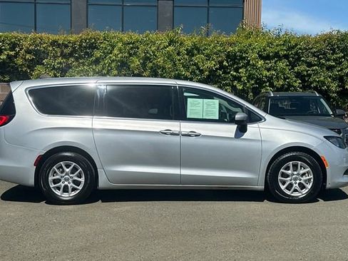 Used 2022 Chrysler Voyager LX FWD image 3