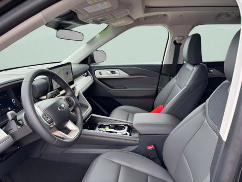 Certified 2025 Ford Explorer Active w/ Active Comfort Package AWD/4WD image 4
