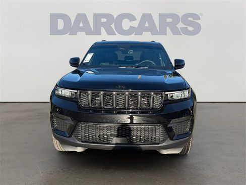 Used 2025 Jeep Grand Cherokee Altitude image 2