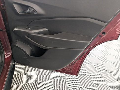 Certified 2025 Chevrolet Trax LT w/ LT Convenience Package image 29