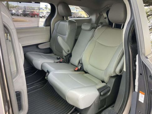 Used 2023 Toyota Sienna XLE FWD image 9