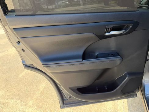 Used 2023 Toyota Highlander XSE FWD image 12