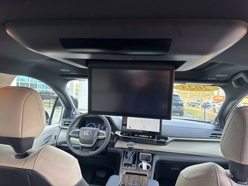 Used 2025 Toyota Sienna Platinum image 19