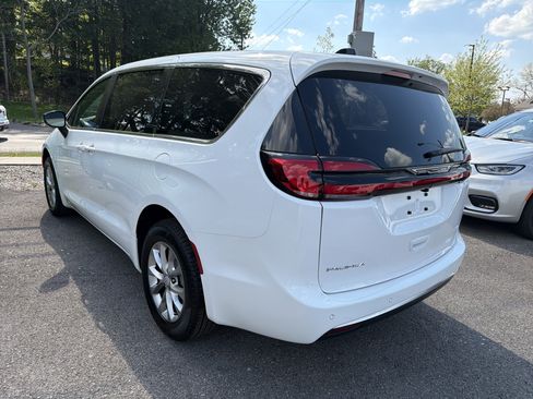 New 2027 Chrysler Pacifica Select w/ Family Tech Group AWD/4WD image 5