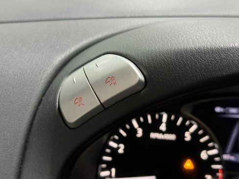 Used 2019 Nissan Pathfinder SV image 28