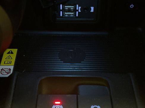 Used 2022 Toyota Venza LE image 16