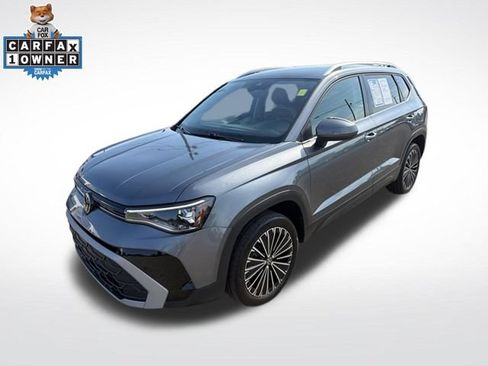 Used 2025 Volkswagen Taos SE FWD image 3