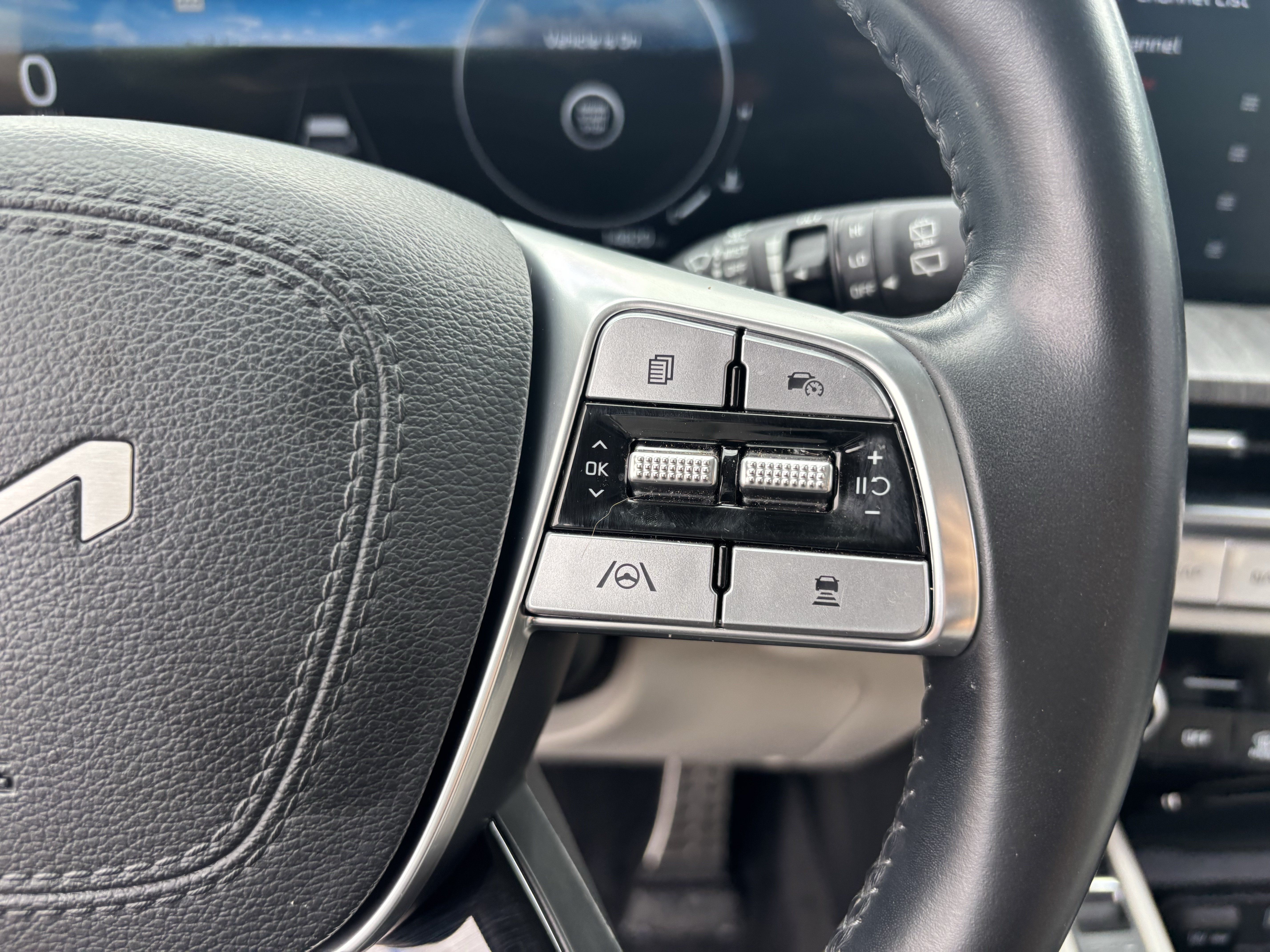 Certified 2024 Kia Telluride SX w/ Towing Package FWD image 27