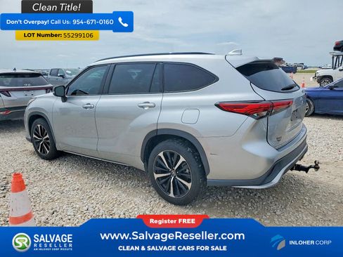 Used 2021 Toyota Highlander XSE FWD image 3