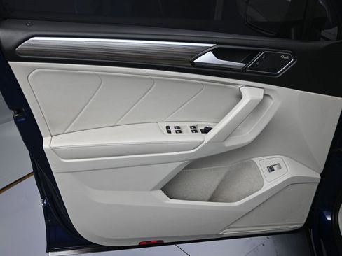 Used 2022 Volkswagen Tiguan SEL R-Line image 9