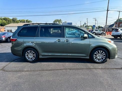 Used 2018 Toyota Sienna XLE w/ XLE Navigation Package FWD image 9