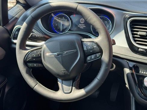 Used 2025 Chrysler Pacifica Limited image 15