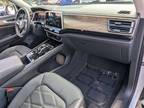 Used 2025 Volkswagen Atlas SE FWD image 33