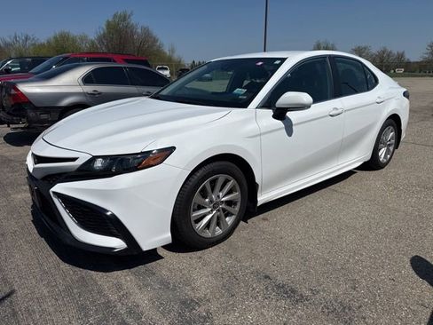 Used 2024 Toyota Camry SE image 1