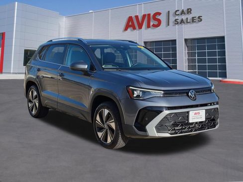 Used 2025 Volkswagen Taos SE AWD/4WD image 3