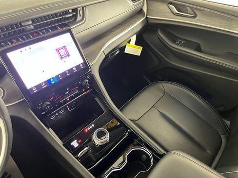 Used 2023 Jeep Grand Cherokee L Limited AWD/4WD image 36