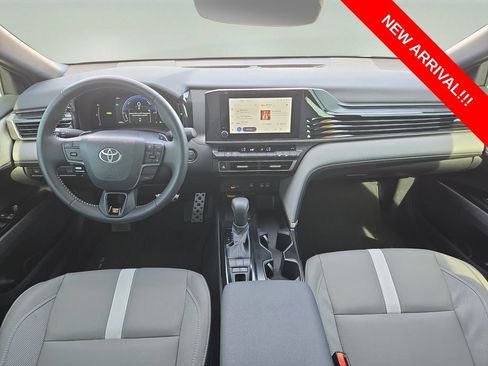 Used 2025 Toyota Camry SE AWD/4WD image 9
