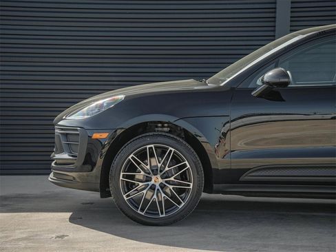 Certified 2025 Porsche Macan image 8