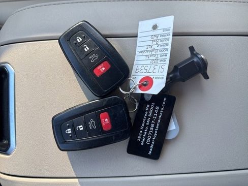 Certified 2021 Toyota Highlander XLE image 38