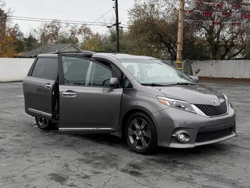 Used 2016 Toyota Sienna SE Premium image 8