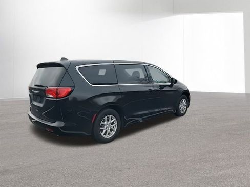 Used 2020 Chrysler Voyager LX w/ Cold Weather Group image 9